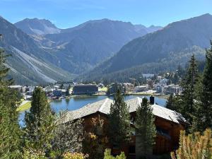 a view of a town with a lake and mountains at Höhwald - Maranerhang in Arosa