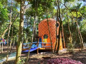 an igloo house in the middle of a forest at Casa do Bob Esponja, Vila Mágica in Bueno Brandão