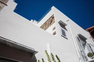 a white building with a cactus in front of it at Settegrana Suite con vasca idromassaggio in Cinisi