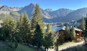 a cabin in the mountains with a lake and trees at Höhwald - Maranerhang in Arosa