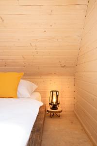 מיטה או מיטות בחדר ב-ManiaLand Domki pod Krakowem
