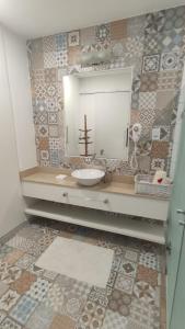 un baño con lavabo y espejo en Solar Flats - LaGuNa - Pipa RN, en Pipa 10 fotos más