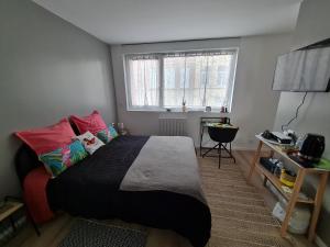 Un dormitorio con una cama grande y una ventana en Étape 111 en Lille