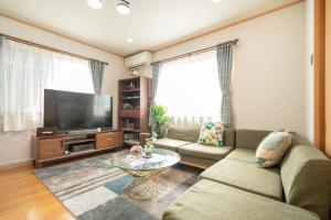 sala de estar con sofá y TV en Ikebukuro house with 5BR Free Parking, en Tokio