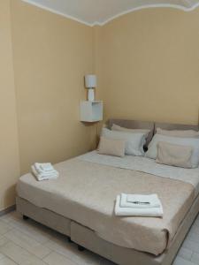 sypialnia z łóżkiem z dwoma ręcznikami w obiekcie Da lea affitta camere w Bolonii