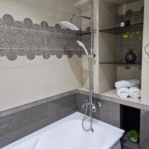 uma casa de banho com um chuveiro e um lavatório branco em Однокомнатная квартира студия Мега Парк em Almaty
