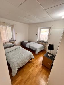 1 dormitorio con 2 camas y espejo en HBA Appartments en Malmö