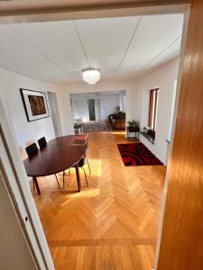 comedor y sala de estar con mesa y sillas en HBA Appartments en Malmö