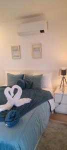 Un dormitorio con una cama con dos cisnes. en Light Brown Central Apartment, en Aveiro