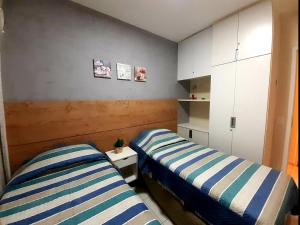 two beds sitting next to each other in a bedroom at Beach Living - Porto das Dunas - Ap Terreo 200m Beach Park PÉ NA AREIA in Aquiraz +32 photos