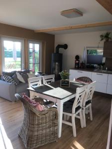 een keuken en een woonkamer met een tafel en stoelen bij Elbauen-Chalet in Cumlosen