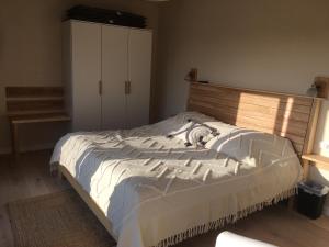 a bedroom with a large bed with a wooden headboard at Elbauen-Chalet in Cumlosen