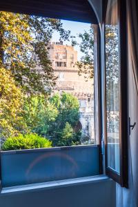 una ventana con vistas a la torre Eiffel en Alto Apartment, en Roma