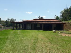 une maison avec une grande cour devant elle dans l'établissement Sitio para lazer, à Bragança Paulista