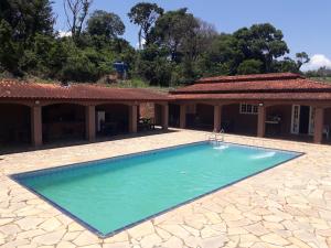 - une piscine en face d'une maison dans l'établissement Sitio para lazer, à Bragança Paulista