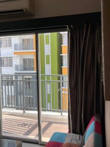 馬六甲的住宿－STUDIO ROOM at BAYOULAGOON RESORT, MELAKA，带窗户的客房设有阳台,享有风景。