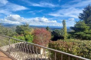 a balcony with a view of the mountains at Villa Maison de campagne 04 Vacheres Luberon 3 chambres 8 personnes in Vachères