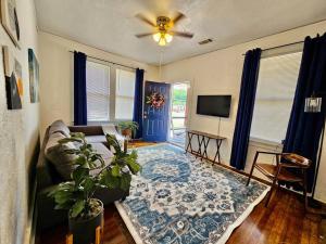 - un salon avec un canapé et un tapis bleu dans l'établissement Cool and calm place to live, à Memphis