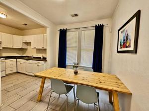 - une cuisine avec une table et des chaises en bois dans l'établissement Cool and calm place to live, à Memphis