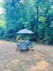 two chairs and a table with an umbrella at Cool and calm place to live in Memphis