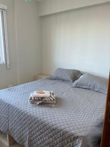 1 dormitorio con 1 cama con toallas en Apartamento central aconchegante.Sinta-se em casa!, en Guarapuava