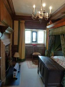 Schlafzimmer mit einem Bett und einem Kronleuchter in der Unterkunft The Great Hall in Penrith