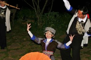 un jeune garçon habillé de danses traditionnelles avec un homme dans l'établissement A Su Homestay Mù Cang Chải, à Mù Cang Chải