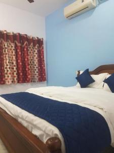 Tempat tidur dalam kamar di DSS HOME STAY Just 500 Meter Girivalam Road