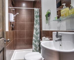 bagno con servizi igienici e lavandino di #1 Dunkirk by DerBnB, Modern 1 Bedroom City Centre Apartment, Free Parking, WI-FI, Netflix & Within Walking Distance of the City Centre a Derby