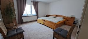 a bedroom with a bed and a window at Ferienwohnung Ilona in Erfweiler