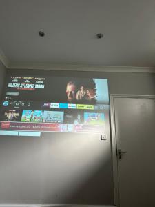 TV a/nebo společenská místnost v ubytování Liverpool Street Blue Bedroom