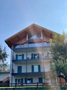 un immeuble d'appartements avec balcon sur le côté. dans l'établissement Amontis Dolomites, à Alpe di Siusi