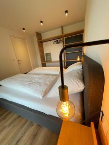 - une chambre avec un lit et une lampe sur une table dans l'établissement Amontis Dolomites, à Alpe di Siusi