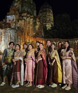 un grupo de personas posando para una foto en una fiesta en Banchan Hostel, en Phra Nakhon Si Ayutthaya