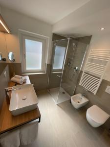 La salle de bains est pourvue d'un lavabo, d'une douche et de toilettes. dans l'établissement Amontis Dolomites, à Alpe di Siusi