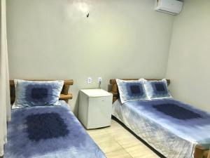 duas camas sentadas uma ao lado da outra num quarto em Porto Dos Lençóis-Apt 12 em Barreirinhas