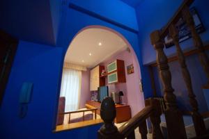 Cette chambre est dotée d'un mur bleu et d'un miroir. dans l'établissement Casa Manuel, à Alcañiz