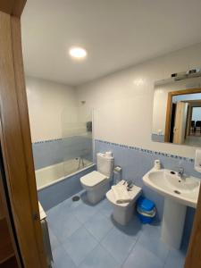 Kúpeľňa v ubytovaní dpCristal Calvo Sotelo 164, 4D