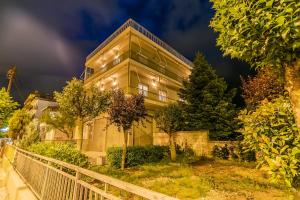 Κήπος έξω από το Luxury apartment Vol 1 with 3 bedrooms close to the lake