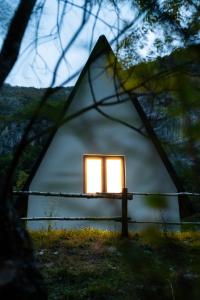Šavnik的住宿－Natures Escape Kozarica，一个小房子前面的窗户