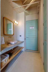 Łazienka z niebieskimi drzwiami i umywalką w obiekcie Bondo Estudio w mieście Cartagena de Indias