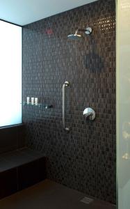 ein Bad mit einer Dusche und einer Glastür in der Unterkunft Sortis Hotel, Spa & Casino, Autograph Collection in Panama-Stadt