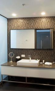 La salle de bains est pourvue d'un lavabo et d'un grand miroir. dans l'établissement Sortis Hotel, Spa & Casino, Autograph Collection, à Panama City