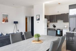 een woonkamer met een eettafel en een keuken bij Top Floor, City Centre, Parking in Belfast +8 foto's