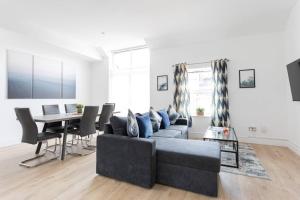 een woonkamer met een bank en een tafel bij Top Floor, City Centre, Parking in Belfast