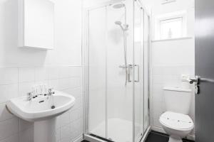 een badkamer met een douche, een toilet en een wastafel bij Top Floor, City Centre, Parking in Belfast