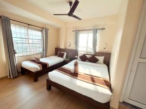 Ένα ή περισσότερα κρεβάτια σε δωμάτιο στο Pokhara Tourist Home