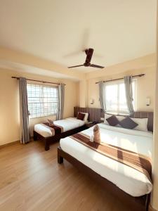 Rúm í herbergi á Pokhara Tourist Home +37 myndir