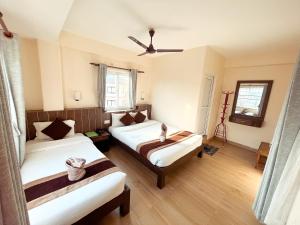 Cama ou camas em um quarto em Pokhara Tourist Home