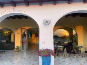 un ristorante con due archi con tavoli e sedie di Hotel Bougainville a Città di Lipari